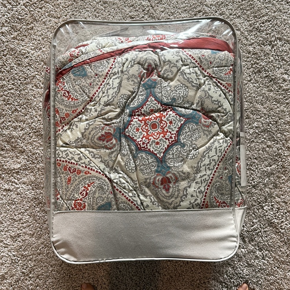 Full/Queen Comforter - Picture 2 of 2